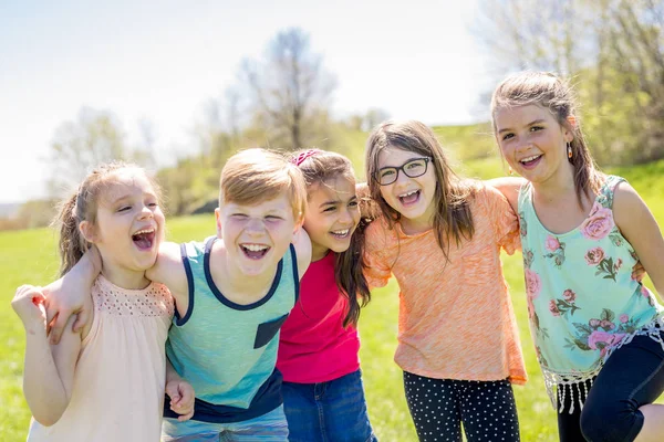 Grupo de niños divertirse en un campo —  Fotos de Stock