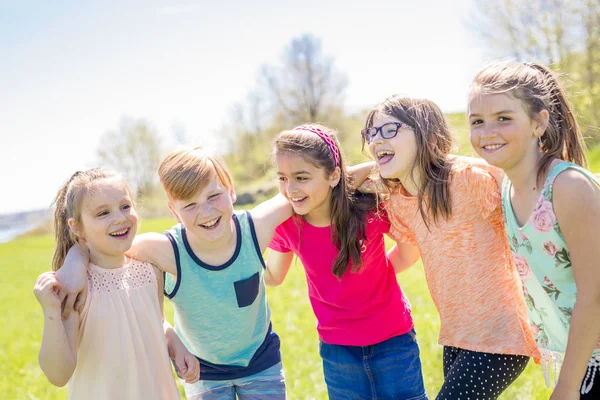 Grupo de niños divertirse en un campo — Foto de Stock