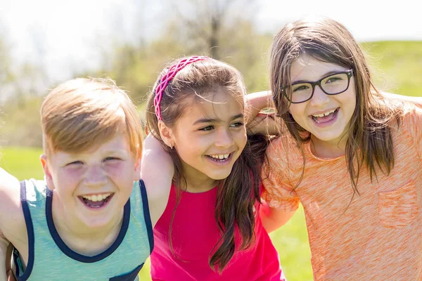 Gruppo di bambini si divertono su un campo — Foto Stock