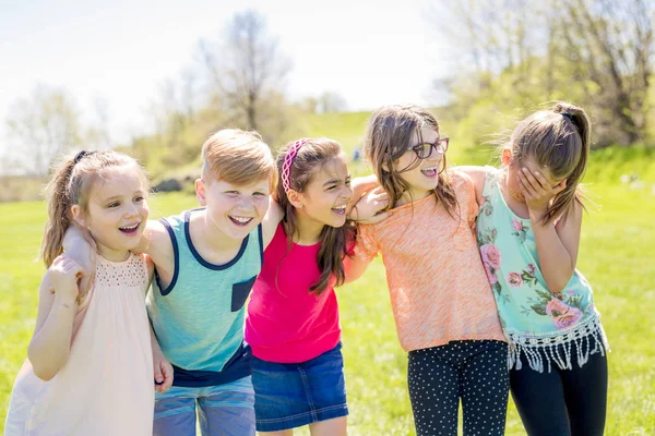 Grupo de niños divertirse en un campo — Foto de Stock