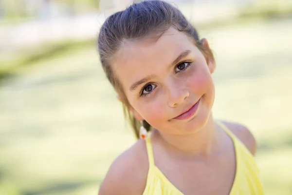 Portret dziewczynki na żółtym tle. Dziewczyna dziewięciu lat. — Zdjęcie stockowe