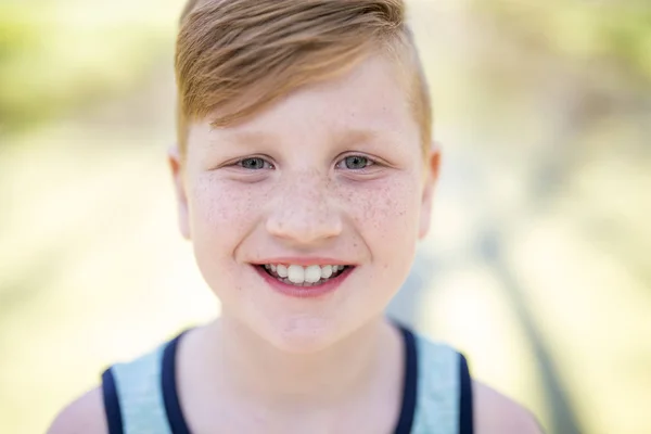 Jeune rousse garçon jouer à l'extérieur — Photo