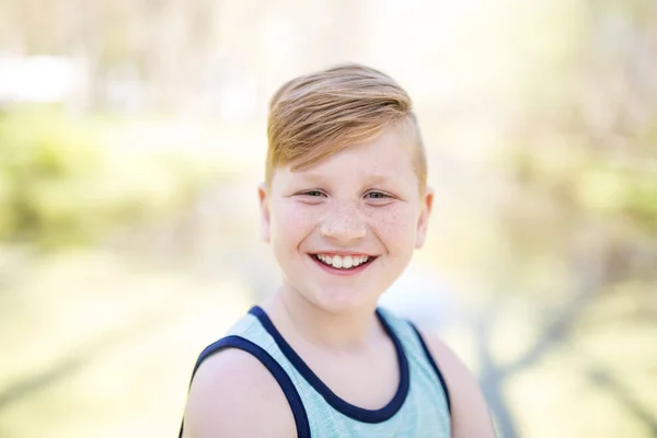 Fiatal vörös hajú fiú játék kívül — Stock Fotó
