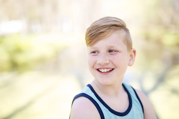 Giovane ragazzo dai capelli rossi che gioca fuori — Foto Stock