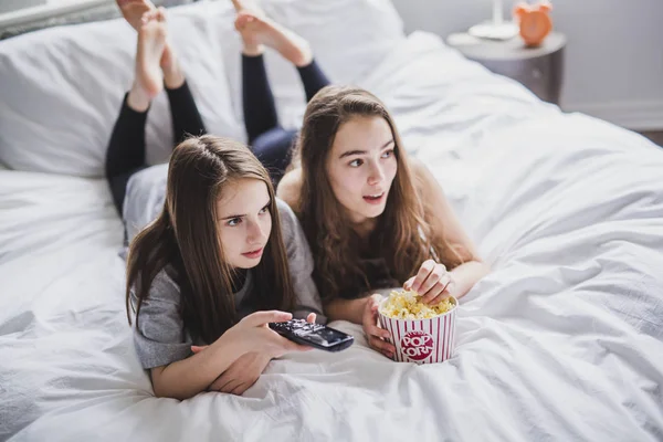 Amizade, pessoas, festa de pijama, entretenimento e conceito de junk food — Fotografia de Stock