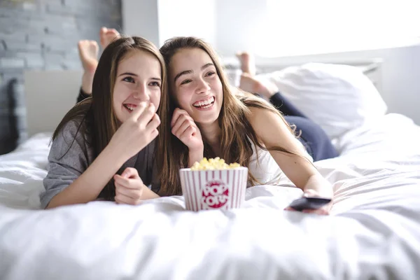 Friendship, people, pajama party, entertainment and junk food concept — Stock Photo, Image