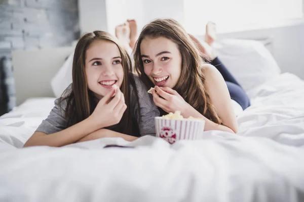 Amistad, gente, fiesta de pijama, entretenimiento y comida chatarra concepto — Foto de Stock