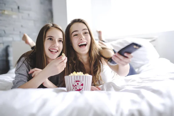 Amitié, personnes, soirée pyjama, divertissement et concept de malbouffe — Photo