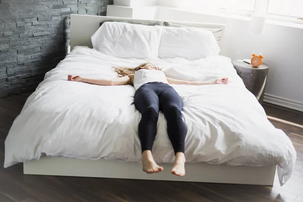 Vacker ung kvinna med långt hår sover på sängen i sovrummet — Stockfoto