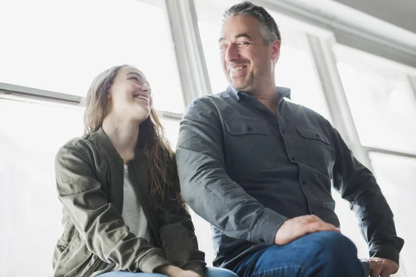 Adolescente assise sur la fenêtre avec le père — Photo