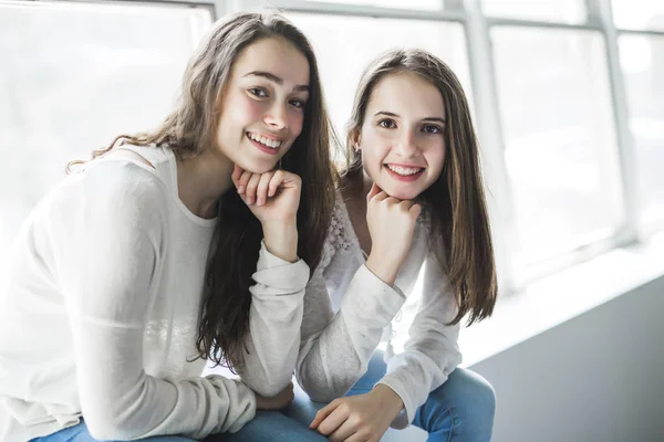 Närbild porträtt av kramar 2 vackra unga kvinnor att ha kul — Stockfoto