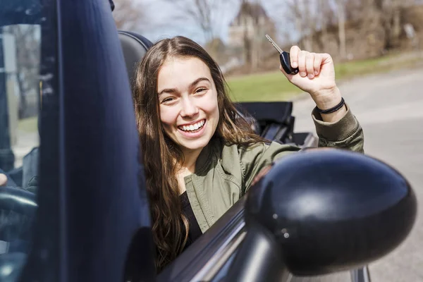 Młoda brunetka kobieta w nowym samochodzie — Zdjęcie stockowe