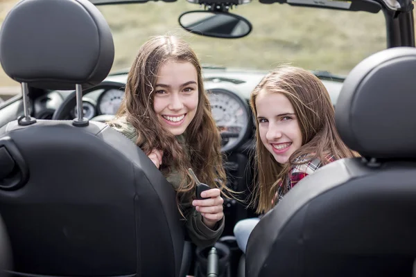 Молоді жінки за кермом. Друзі-підлітки за кермом автомобіля . — стокове фото