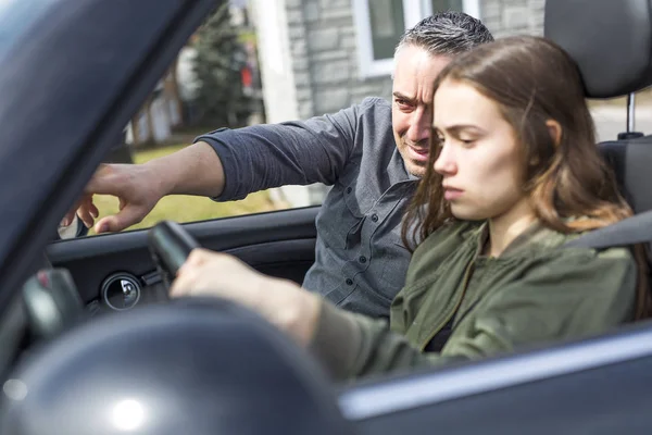Jugendliche lernen Autofahren oder machen Führerscheinprüfung. — Stockfoto
