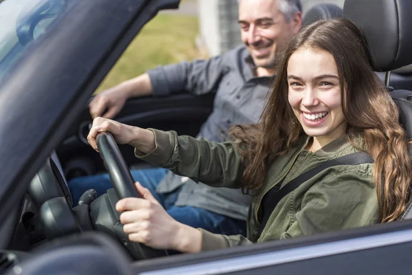 Adolescente aprendiendo a conducir o tomar un examen de conducir . —  Fotos de Stock