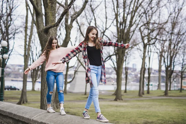 Um retrato de uma menina adolescente com cabelos longos em um urbano — Fotografia de Stock