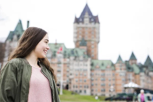 Quebec City scape met Chateau Frontenac en jonge tiener genieten van het uitzicht. — Stockfoto
