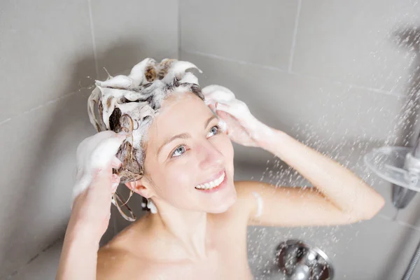 Femme dans la douche lavage des cheveux avec shampooing — Photo