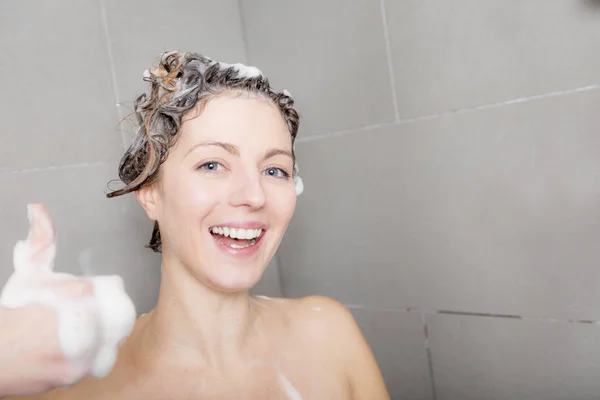 Žena ve sprše mytí vlasů s šamponem — Stock fotografie