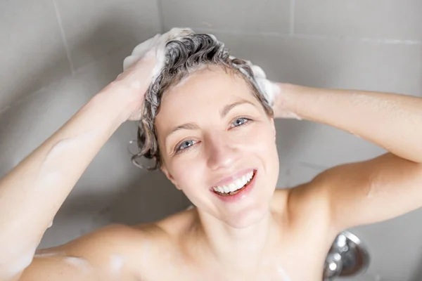 Frau unter der Dusche wäscht Haare mit Shampoo — Stockfoto