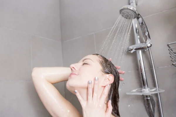 Mujer en la ducha lavando el cabello con champú —  Fotos de Stock