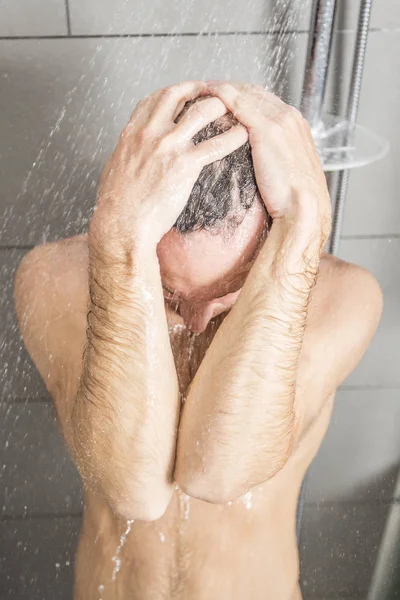 Schöner Mann in der Dusche — Stockfoto