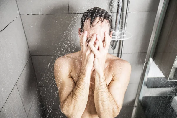 Bonito homem no chuveiro — Fotografia de Stock