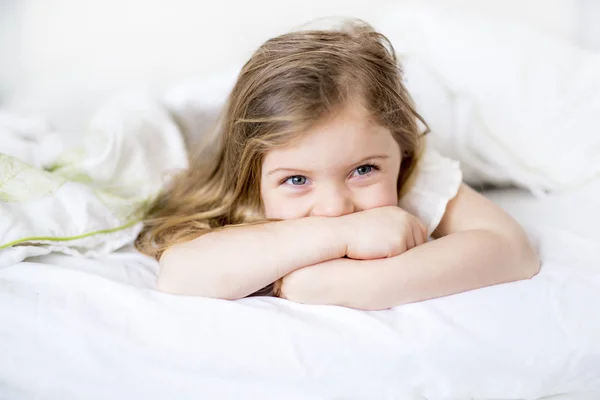 Adorável menina acordou em sua cama — Fotografia de Stock