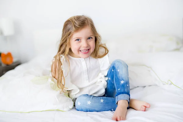 Schattig meisje gewekt in haar bed — Stockfoto