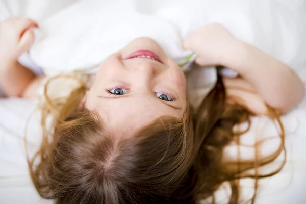 Rozkošná holčička se probudil v posteli — Stock fotografie