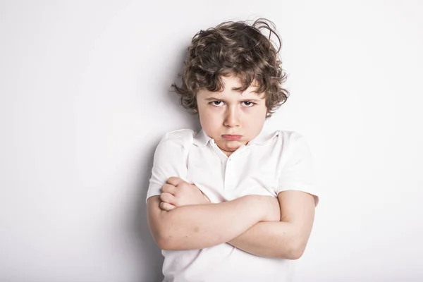 Cabeza y hombros Primer plano Retrato de un joven con actitud de enfurruñado —  Fotos de Stock