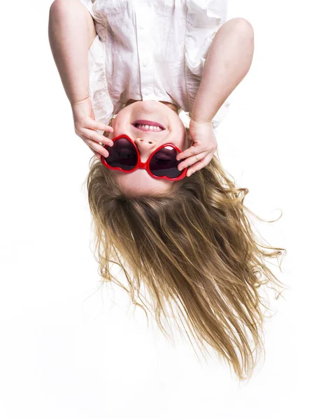 Uma menina com óculos de amor de cabeça para baixo — Fotografia de Stock