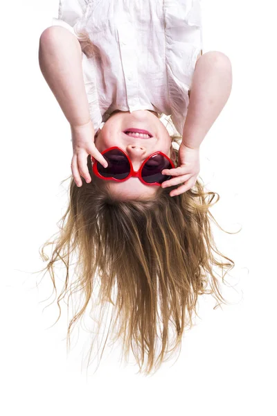 Een klein meisje met liefde glazen ondersteboven — Stockfoto