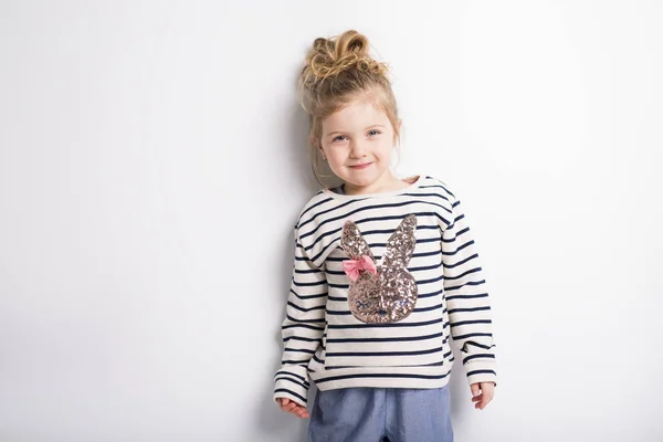 Retrato de estúdio de menina jovem — Fotografia de Stock