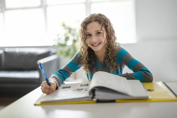 Flicka 9 år i en skola enhetlig läxor — Stockfoto