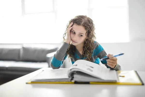 Dziewczyna od 9 lat w szkole jednolitego pracę domową — Zdjęcie stockowe