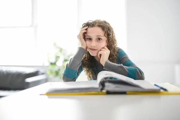 Девочка 9 лет в школьной форме домашнее задание — стоковое фото