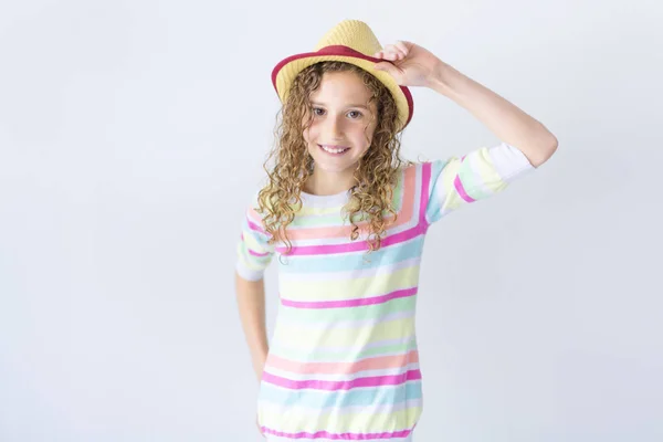Retrato de menina de 9 anos com cabelo encaracolado, isolado em cinza — Fotografia de Stock