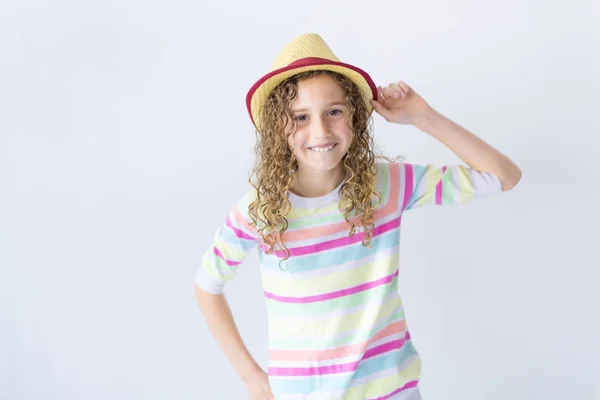 Retrato de niña de 9 años con el pelo rizado, aislado en gris —  Fotos de Stock