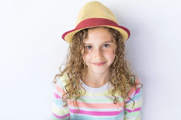 Portret 9 lat dziewczyna z kręconymi włosami, na szarym tle — Zdjęcie stockowe
