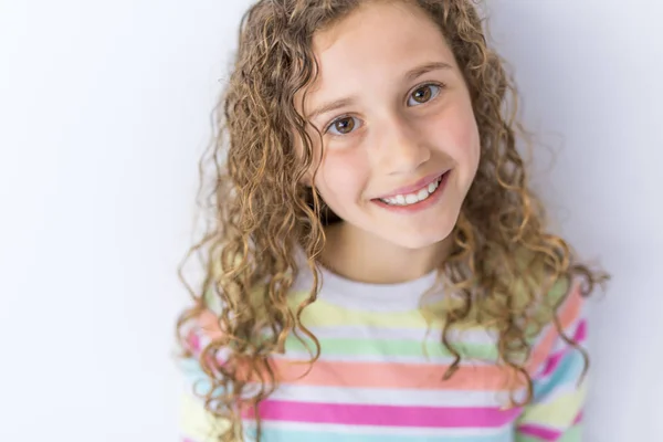 Portret 9 lat dziewczyna z kręconymi włosami, na szarym tle — Zdjęcie stockowe