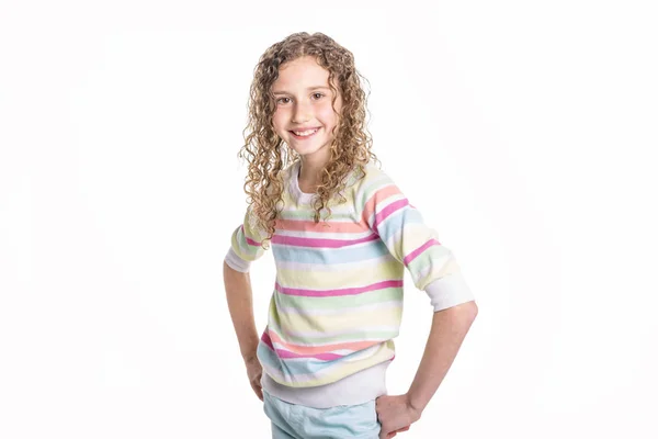 Portret szczęśliwy, uśmiechnięty, pewnie 9 lat dziewczyna z kręconymi włosami, na białym tle — Zdjęcie stockowe