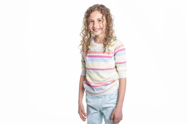Göndör hajú, elszigetelt fehér boldog, mosolygós, benne 9 éves lány portréja — Stock Fotó