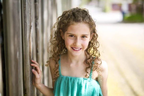Szczęśliwa 9 lat dziewczyna na lato — Zdjęcie stockowe