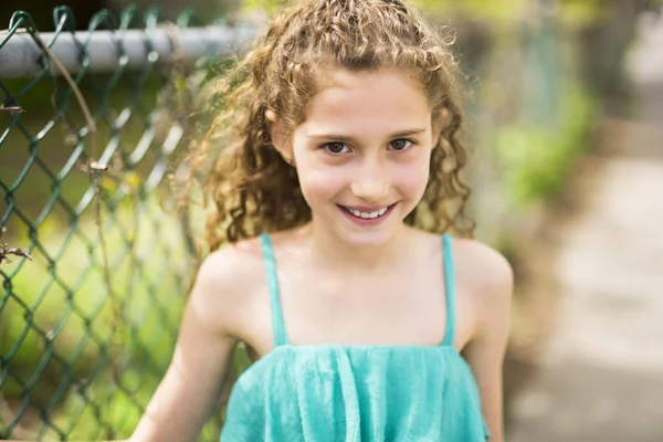 Ευτυχισμένος 9 χρονών κορίτσι καλοκαίρι — Φωτογραφία Αρχείου