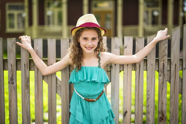 Glada 9 år gammal flicka på sommaren — Stockfoto