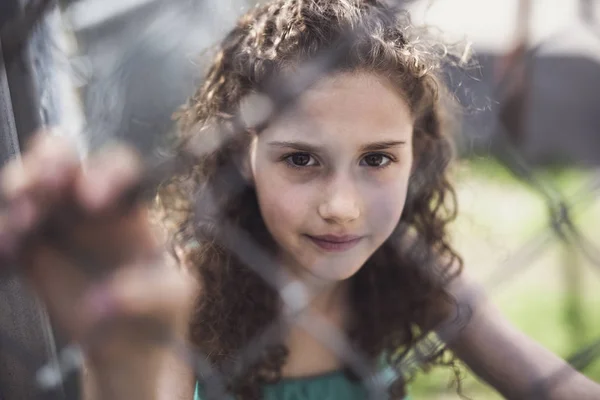 Счастливая 9-летняя девочка летом — стоковое фото
