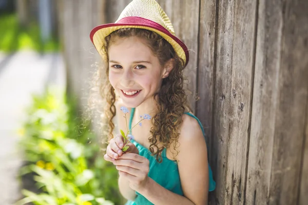Feliz niña de 9 años en verano —  Fotos de Stock