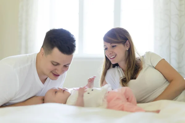 Portrait de parent avec son bébé de 3 mois dans la chambre — Photo