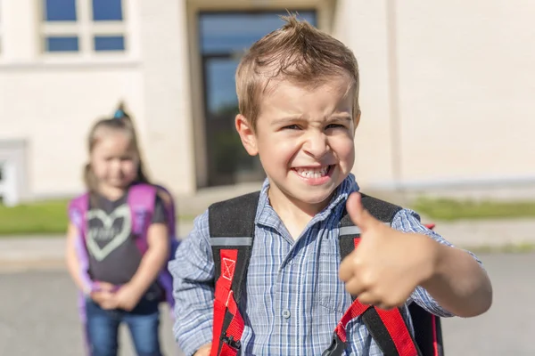 Bambini in età prescolare nel parco giochi della scuola — Foto Stock